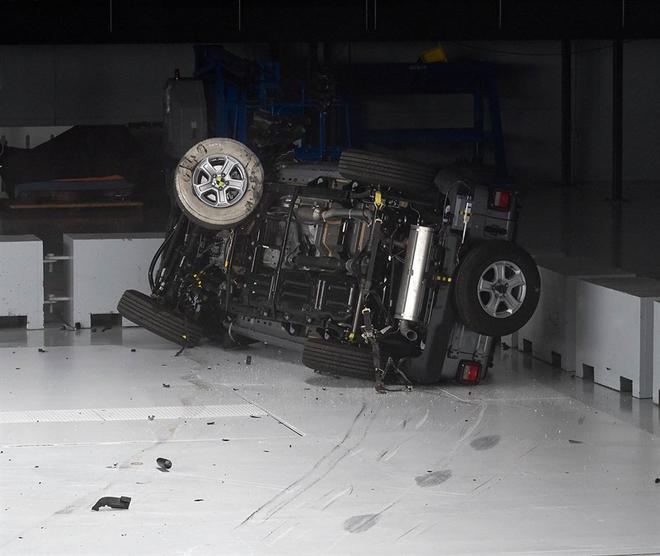 Jeep牧马人在IIHS前部碰撞测试中发生侧翻 仅获及格评价