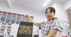 冯丽萍：用巧手将蔺草变成艺术品 