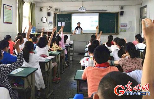 åææ¶è¯ï¼ä¸­å°å­¦æå¸æç´§ç¼ºèä¸ï¼è¿ä¸ä¿¡å·å½å¼èµ·è­¦æ