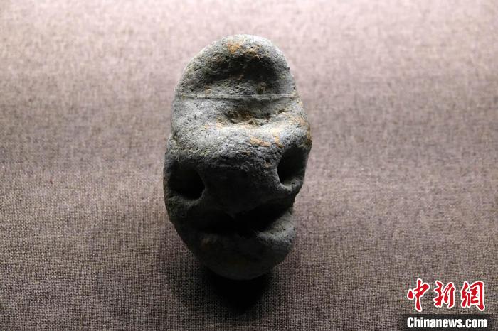 国博展出的新石器时代·上山文化石雕人首遗存(距今约11000-8500年)。　<a target='_blank' href='/'><p  align=