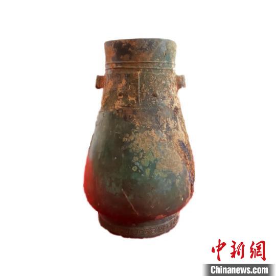 出土的铜壶。　湖南省文物考古研究所供图