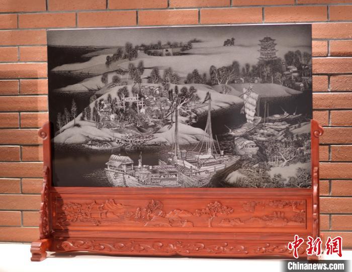 河北沧州非遗传承人创作石影雕版《千里运河图》