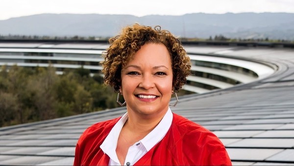 Lisa Jackson，环境、政策和社会倡议高级副总裁